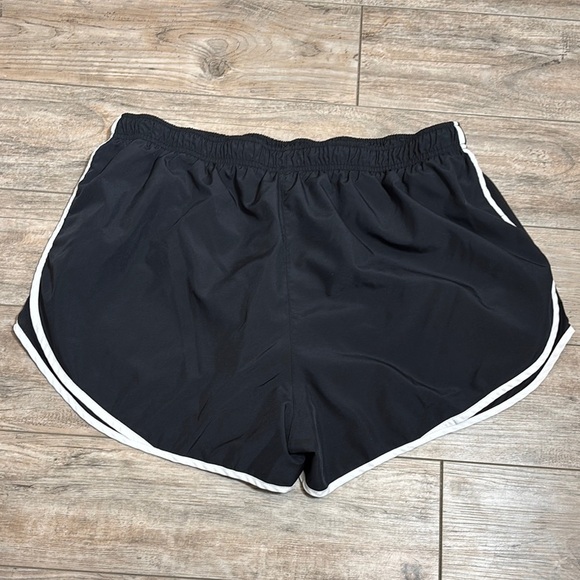 Nike Black Athletic Shorts Lightweight Design - Picture 3 of 3